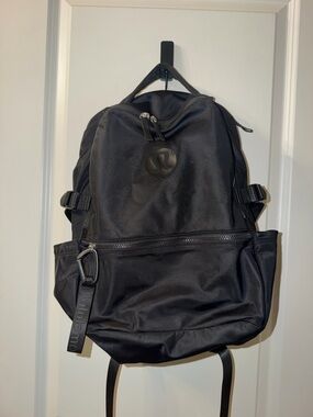 Lululemon New Crew Backpack 22L in Black